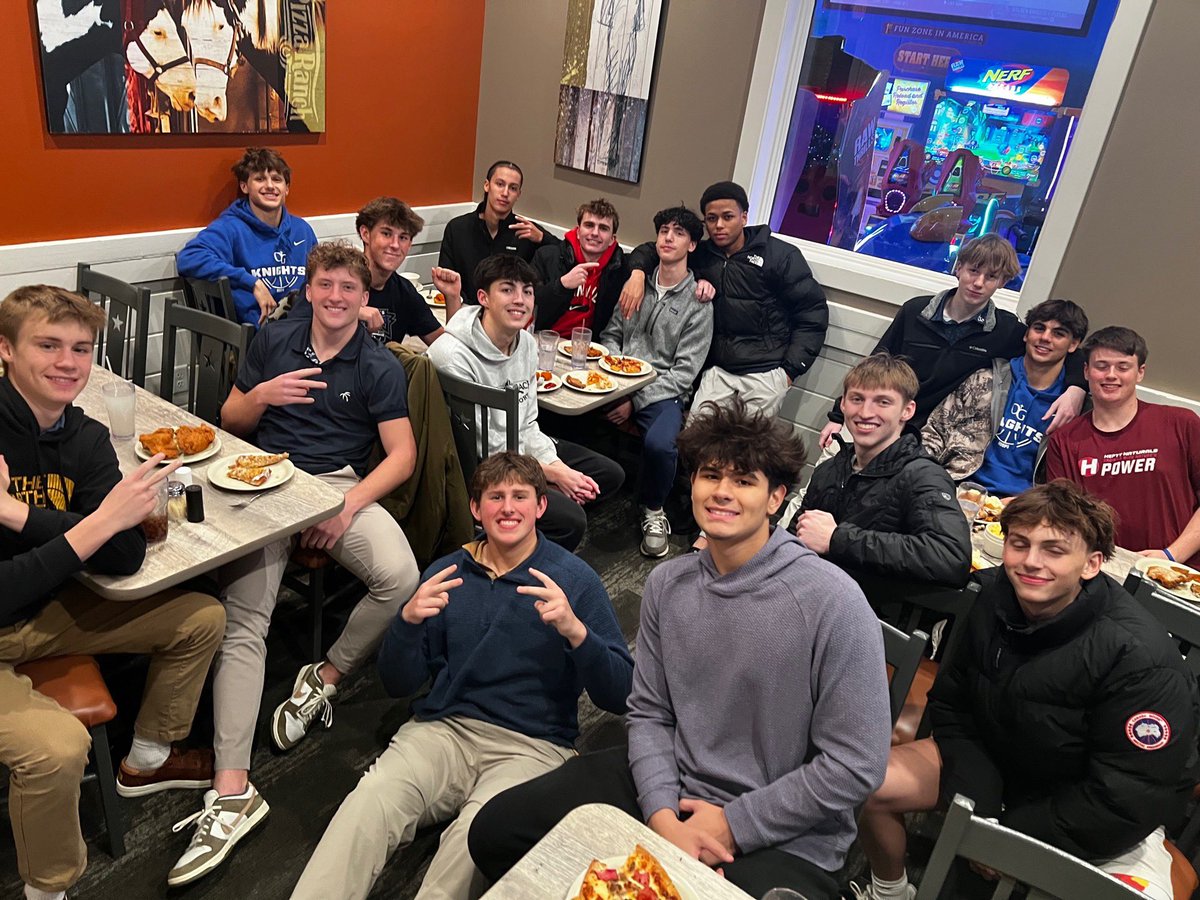 OGHOOPS's tweet image. The first “Team Supper” of the season. S/O to our parents for all the support and willingness to put this all together. Nothing like good bonding time for our guys!