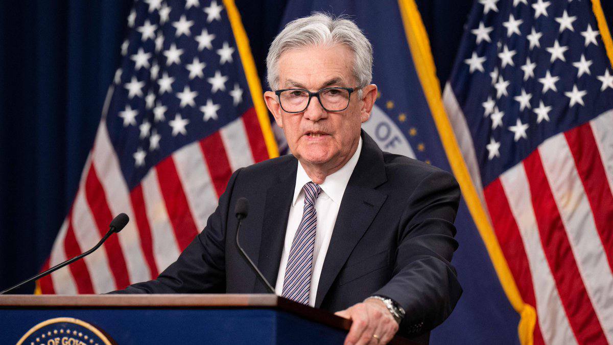 Gnaneshcrypto07's tweet photo. Fed just cut rates by 25bps to 3.50-3.75% – third straight cut this year!
Markets liked the liquidity boost (T-bill buys resuming), but dot plot signals only 1 more cut in 2026. Powell: "Not a foregone conclusion" for more easing.
Hawkish cut or dovish liquidity? Stocks up, dollar soft. What's next? 🚀📉
#FOMC #Fed #InterestRates #Markets