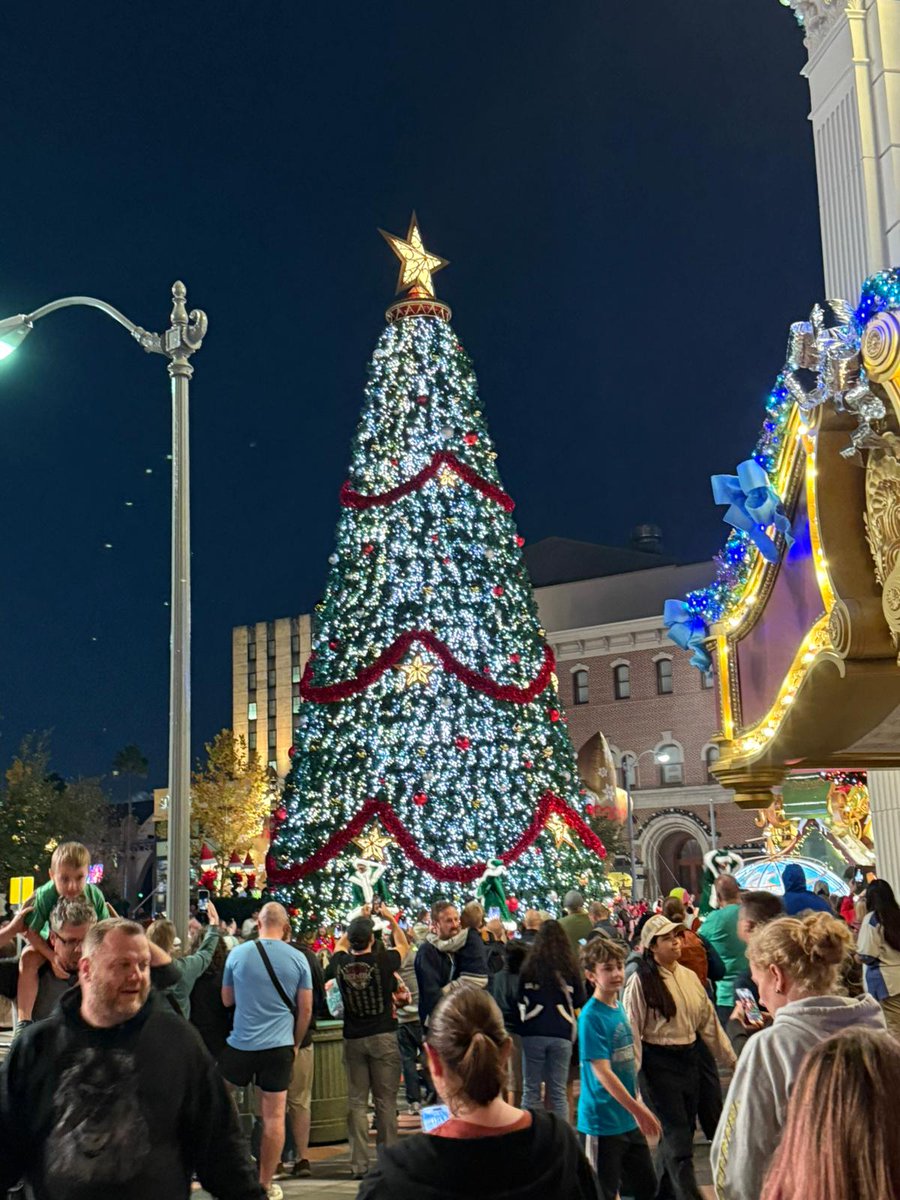 JClare85's tweet photo. Day 20. Jess in the parks solo again this morning as I get over the annoying illness. Well enough for a brief visit to the parks and dinner at Margaritaville. https://t.co/OfYTpsSDOm