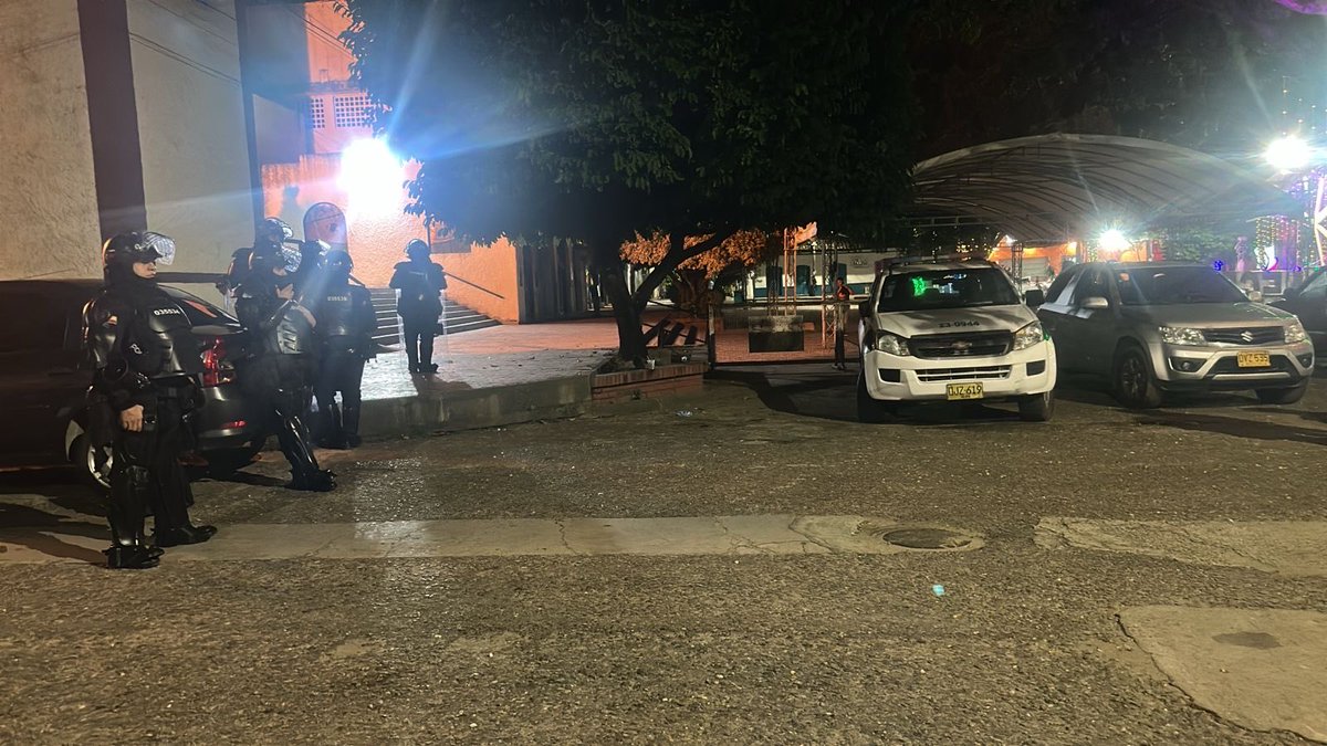 #AEstaHora, nuestro personal del UNDMO hace presencia en el municipio de Campoalegre y municipios aledaños, fortaleciendo la seguridad y la tranquilidad ciudadana.

Si tiene información sobre personas que pretendan afectar el orden público, no dude en comunicarse a la línea 123.