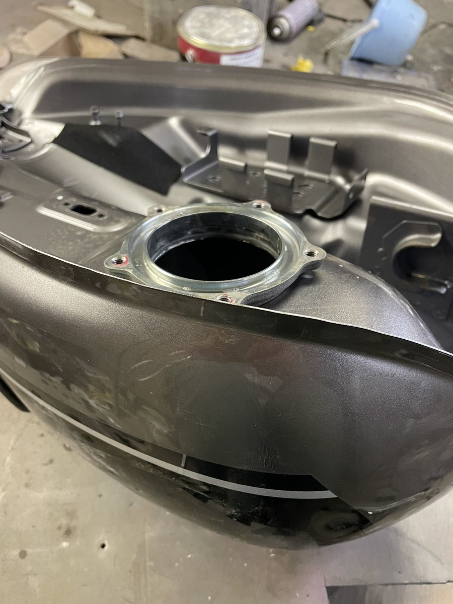 うーん左手は入るのに、右手が入らない。
右手が入れば何とかなりそうなのに。

#タンク板金塗装　#燃料ポンプ