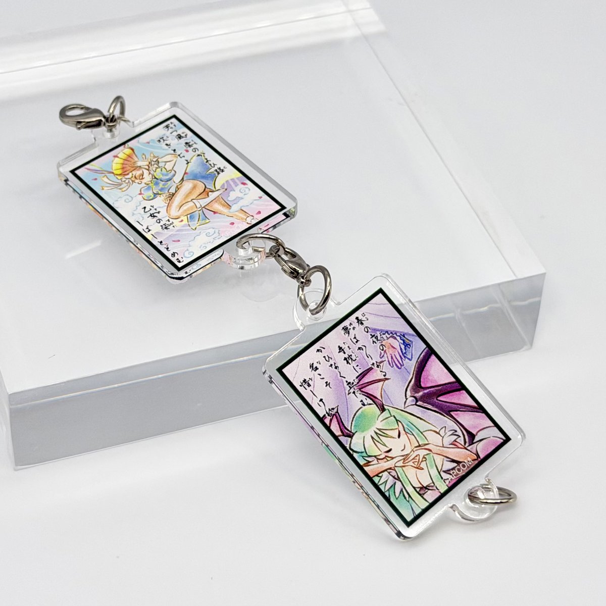 ／
「カプコンファイティング百人一首 連結アクリルチャーム」
12月中旬より順次発売！
＼

カプコン格闘キャラクター×百人一首！？
遊び心あふれるイラストが、アクリルチャームになって新登場！

詳細はコチラ👇
capcom.co.jp/amusement/bran…
#カプコンストア #CCL