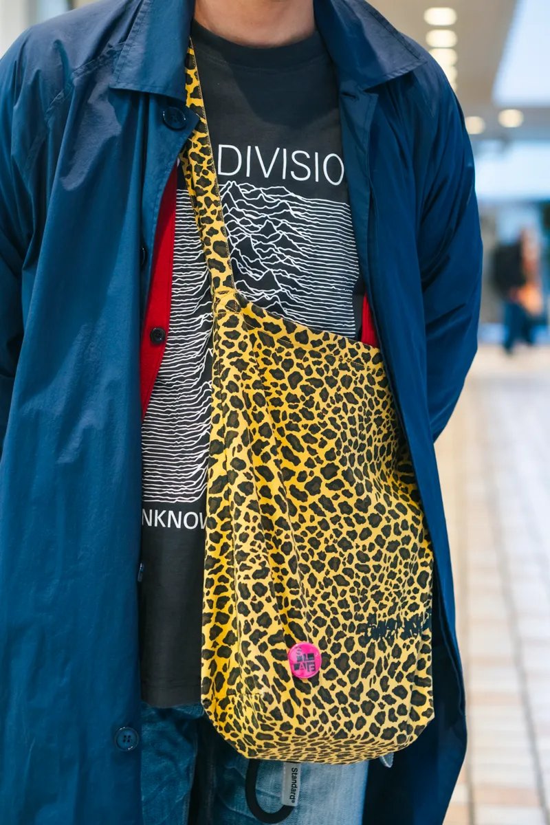 ジョイ・ディビジョンのTシャツにヒョウ柄のバッグという、ともするとアクが強すぎる掛け合わせを巧みにハンドリング。

しかも、そのすべてが古着という圧巻の構築力。
サイズバランスのメリハリも効いている。
▶︎oceans.tokyo.jp/article/detail…