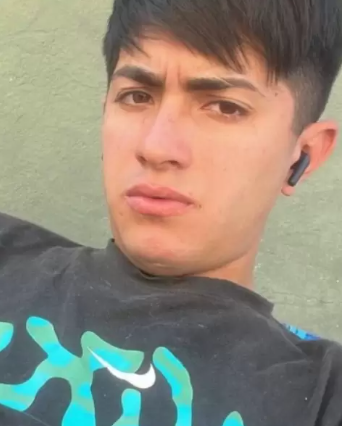 desaparecidaorg's tweet image. Se busca a Agustín Ramos, #profugo por el intento de femicidio con un cuchillo, contra su pareja Kiara Maqueira y su bebé. Zona de búsqueda: Sur del GBA. 
Compartir y si lo ven avisar #Urgente al ☎️911  

#Solano #Quilmes #BuenosAires