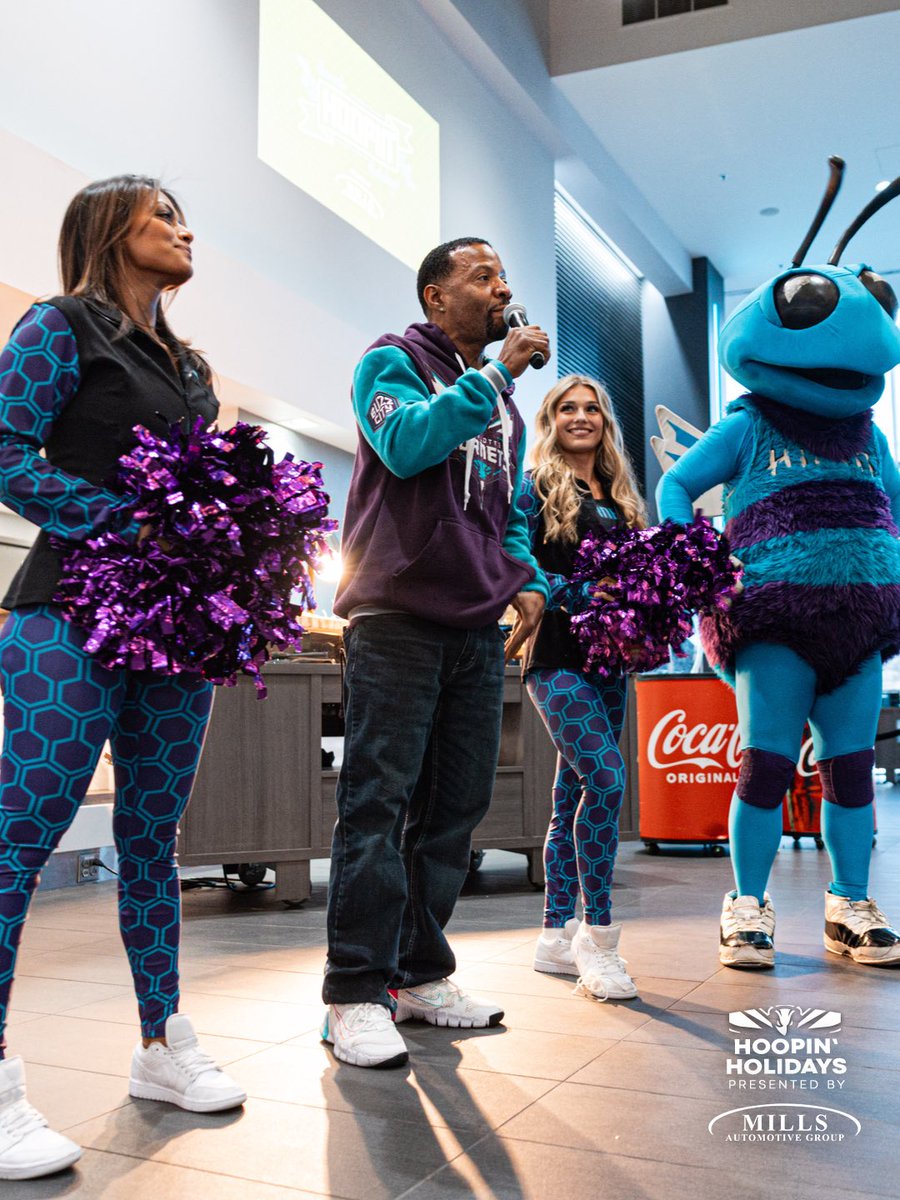 The Season of Giving continues! We partnered with Mills Automotive to bring the holiday spirit to local youth from @akidagain for Hornets Hoopin’ Holidays! We all had a great time sippin' hot chocolate and designing fire kicks, courtesy of @shoedioclt 💜
#SeasonOfGiving x #SwarmToServe