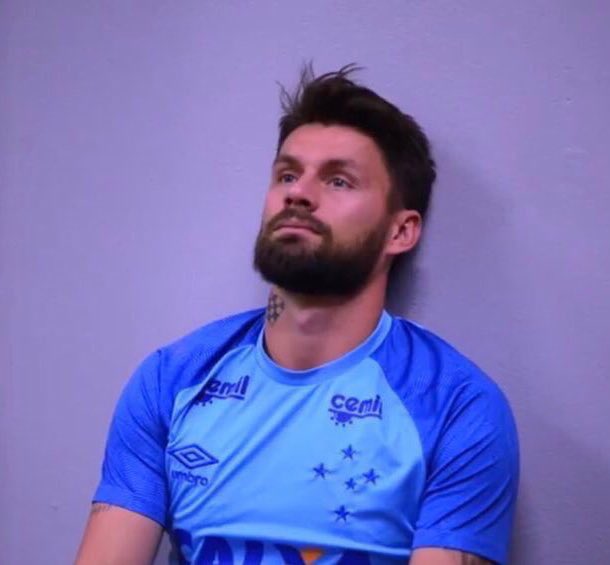 *Escanteio para o Cruzeiro*

Matheus Pereira na bola para cobrança, chega o Willian do lado dele: