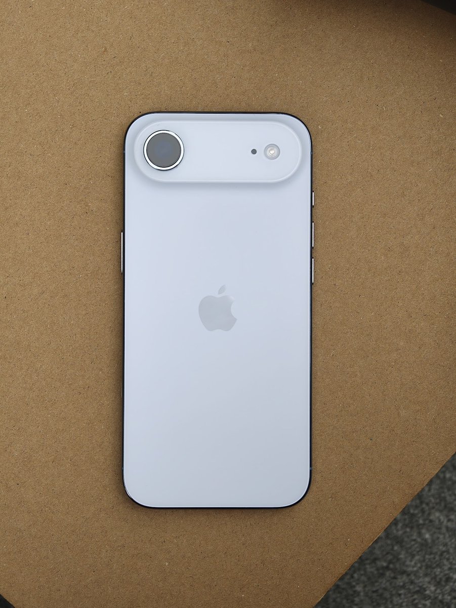 safaricheung's tweet image. 早上起来发现群友在聊美版 iPhone Air 256GB（有锁但可以隐藏）二手平台价格都 37XX 元 开头了，大吃一斤（毕竟我两个月前是 8000+ 买的。

感觉已经可以入选史上售价跳水最快的 iPhone；虽然是有锁的价格，但国内可以通过软件隐藏 + 后期改装搭载实体 SIM…