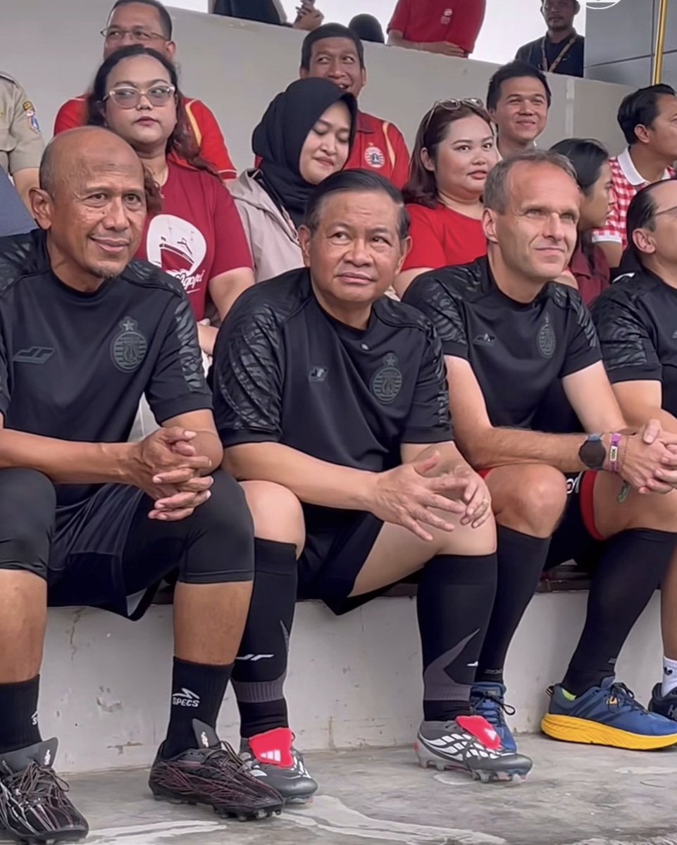 In a friendly football match full of heart-stopping twists and turns, the team of 
⚽️ Pramono Anung, Governor of Jakarta
⚽️ Heads of Embassies of 🇨🇿, 🇩🇪, 🇲🇽, 🇲🇾
⚽️ the legendary players of the famous 🇮🇩 Persija Jakarta
beat a rival team of similar caliber with a score of 2:1. 🏆