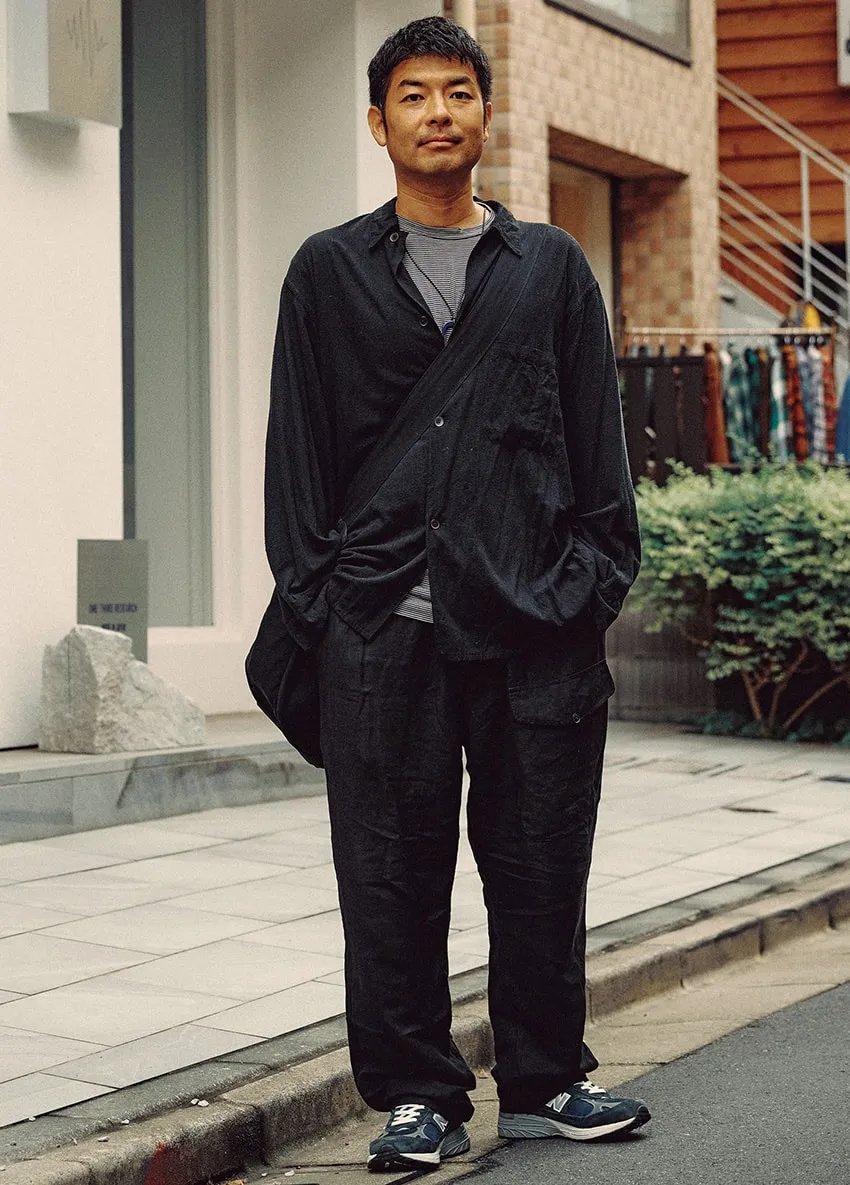 ウェアをすべてコモリで揃えた“コモラー”を発見。
軽快な素材感のセットアップで、優しいモノトーンを表現した。

首から下げたエルメスのアクセサリーとインナーの配色を、足元とさりげなくリンクさせるあたりも巧み。
▶︎oceans.tokyo.jp/article/detail…