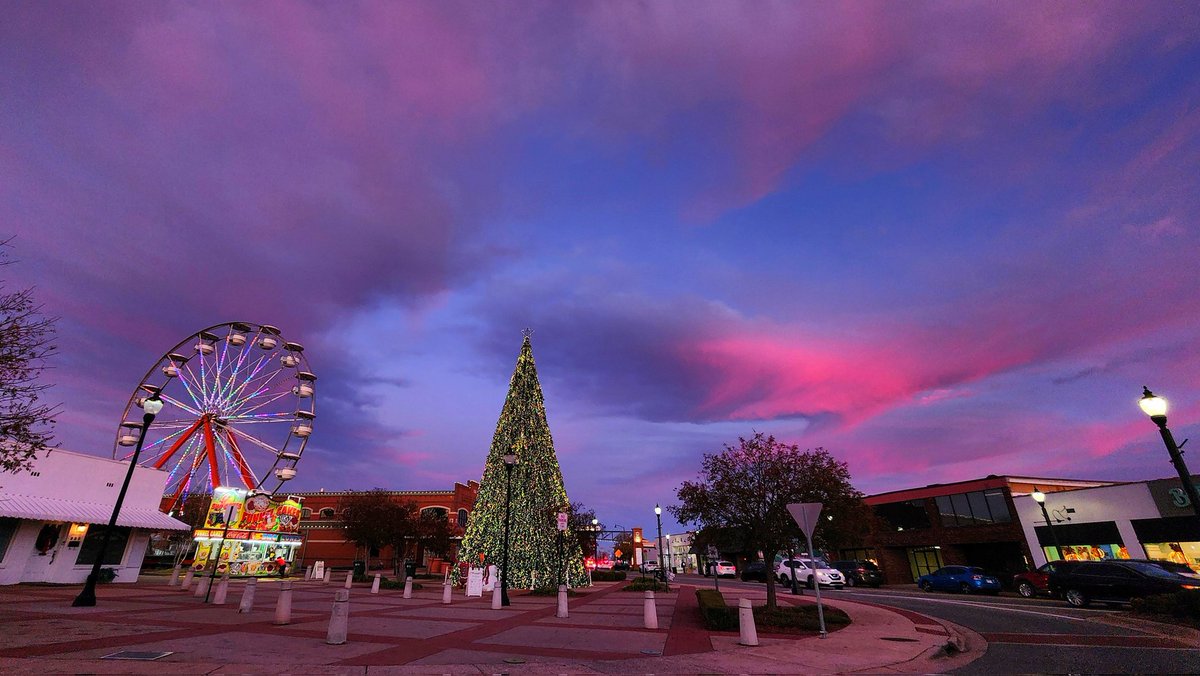 A beautiful sunset and a beautiful Christmas tree in Conway,  Arkansas. #arwx