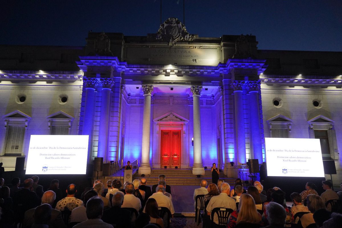 En el marco del día de la Restauración de la Democracia, la Legislatura entregó la distinción “Raúl Ricardo Alfonsín” destacando a quienes representan los valores esenciales democráticos. 

Felicitamos a cada una de las personas e instituciones distinguidas y renovamos nuestro