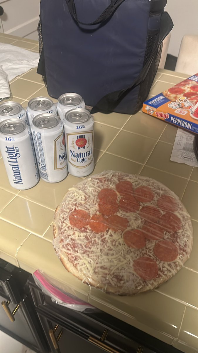 CruzMosconi04's tweet image. I nominate myself to do the 6 pack of natty pints and entire frozen pizza challenge then play Fortnite #finalsweek