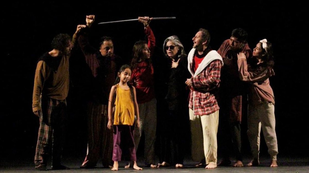 Un viaje al reino de Dormilandia ¿Qué pasaría si un reino de magia y sueños se colara en las calles de la Ciudad de México? “Trágame Sueño” narra la historia de Domitila, una niña atormentada por pesadillas, y su hermana menor, Pequeña, quienes viven en el fantástico reino de