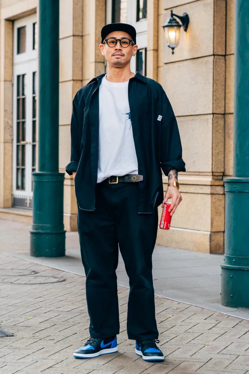 ダブルニーの仕様を省いたプレーンなワークパンツなら、着こなしの幅は広く。
シュプリームの迷彩ジャケットを着ても脱いでもサマになるHideさんが、図らずもそのメリットを体現する。

クセのないワイドシルエットがタフな素材と相まって、“これさえあれば”的なユーティリティ性を発揮。