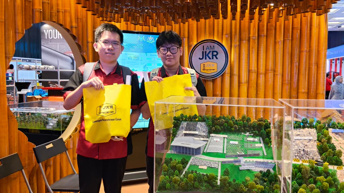 Di booth utama JKR hari ini — reruai buluh @ HPTN 2025!
📍 Persada Johor ICC
Jemput semua peserta &amp; pelawat singgah.
<a href="/moworksmy/">Kementerian Kerja Raya Malaysia</a> 
<a href="/IPJKR_Official/">JKR Malaysia Rasmi</a> 
<a href="/TKPKR_Infra/">TKPKR (Sektor Infra)</a> 
<a href="/IrShaifuddin/">Ir. Mohd Shaifuddin Abdul Razak</a> 
#HPTN2025 #JKRMalaysia #IamJKR