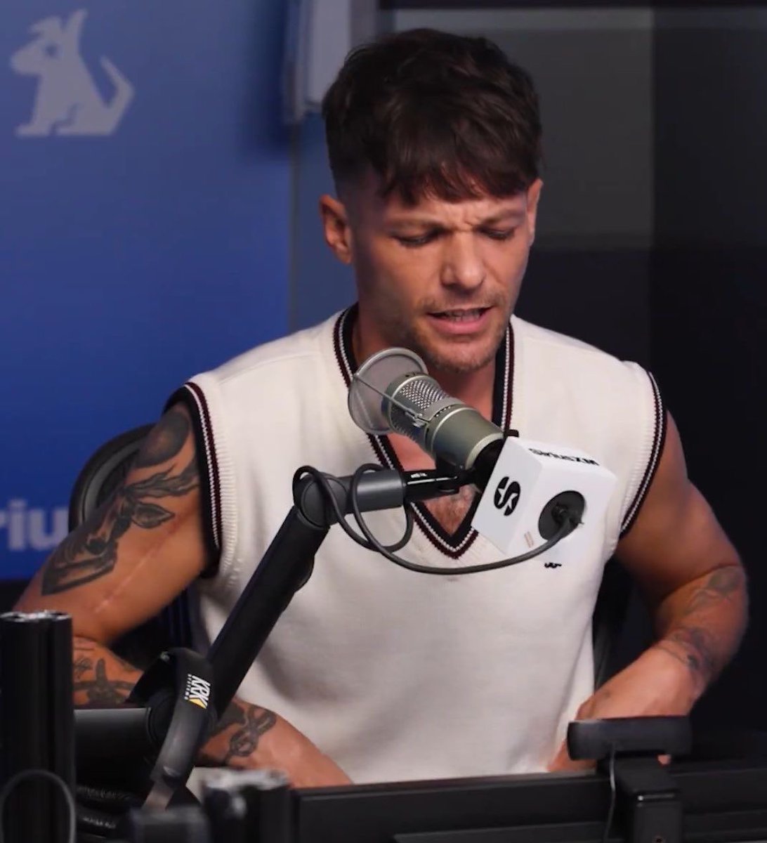 t91loupics's tweet photo. just louis tomlinson https://t.co/jHkl88juwM
