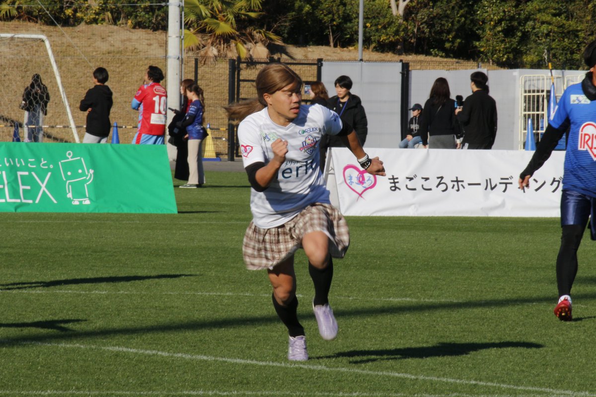 SoccerKingJP's tweet photo. 📝レポート⚽️
毎年恒例『やべっちCUP』でナイナイ矢部が子どもたちと真剣勝負！　矢部「もう54歳ですけど、自分より上手い子がいると悔しい！」
https://t.co/LXBsmwn6Qa

🗣️編集部より
「今年は矢部本人が指導するサッカー教室『やべっちクリニック』も行われ、盛りだくさんの一日となりました」 https://t.co/165I915SuR
