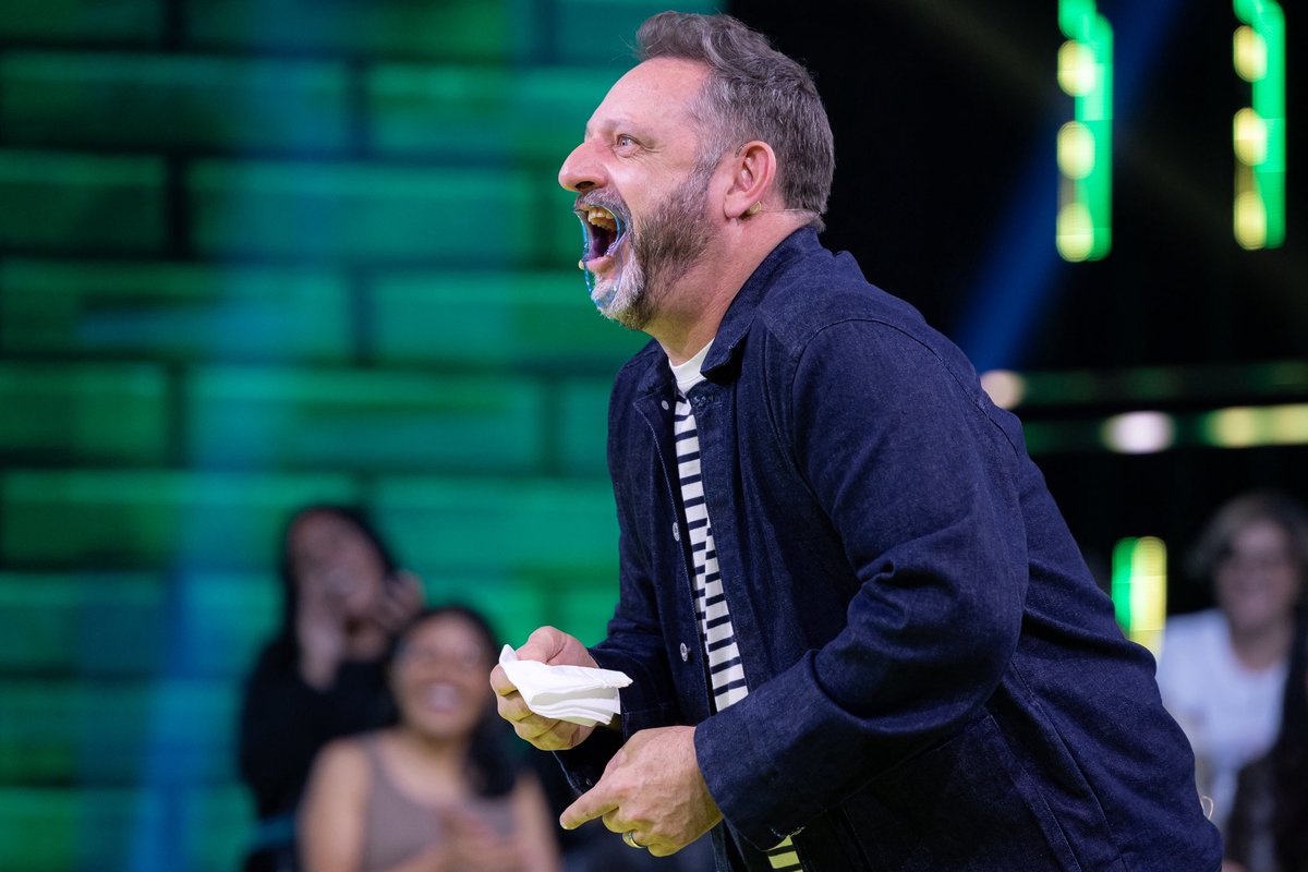 MeCaigoDeRisa's tweet photo. ¡Todo por la palabra "vegano"! De no ser por ese tropiezo, seguro rompían el récord en Habla Bien @armandohoficial y @fastlicht 😉 #MeCaigoDeRisa https://t.co/DL83MP49av