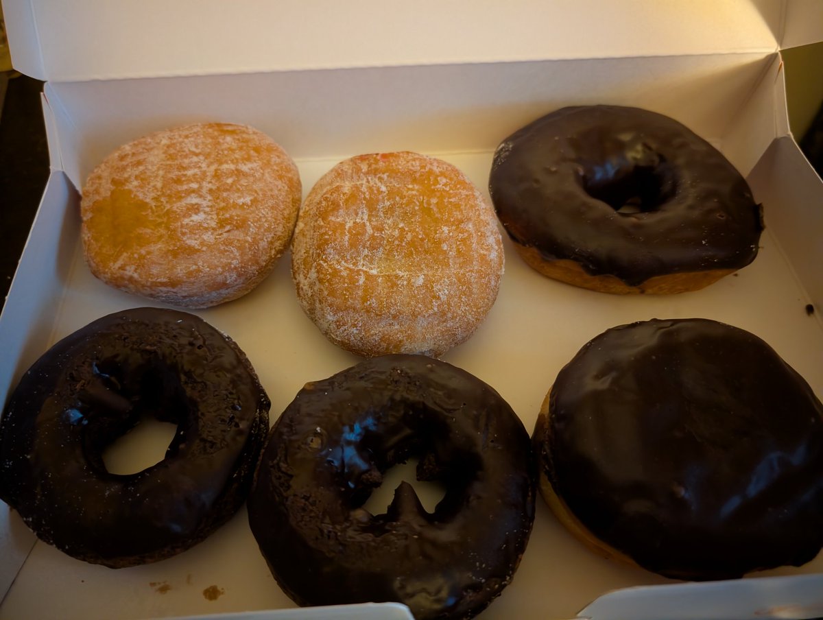 SquareOneYT's tweet image. Usually don't make posts like this, but today's my birthday, and it would mean the absolute world to get a happy birthday wish from the two people who gave me the confidence to start streaming, @Arielle_VT and @haruka_karibu 

Also, my friend got me birthday donuts. 😁