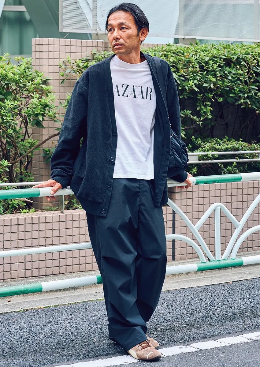 お行儀良くいくなら、無地のネイビーカーデが鉄板。しかし彼はそれをオーバーサイズでゆるりと着こなし、同色のワイドパンツでストリートの風を吹かせる。

つまり、優等生でセンスフル。
背伸びしていない感じも好印象。
▶︎oceans.tokyo.jp/article/detail…