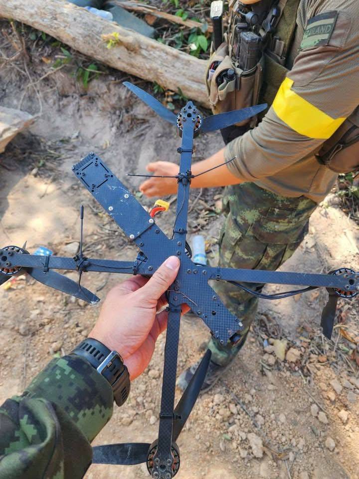 joe_black317's tweet image. กองทัพภาค 2 พบโดรนติด ค.82 บินลอบโจมตี #ช่องอานม้า คาดต่างชาติรับจ้างบังคับโดรน มีทหารกัมพูชาคอยชี้เป้า เล็งบังเกอร์ไทย

 แนะนำกำลังพลไทยเจอโดรนแบบนี้ให้หลบในที่กำบังทันที

#ชายแดนไทยเขมร
#ชายแดนไทยกัมพูชา #ไทยกัมพูชา