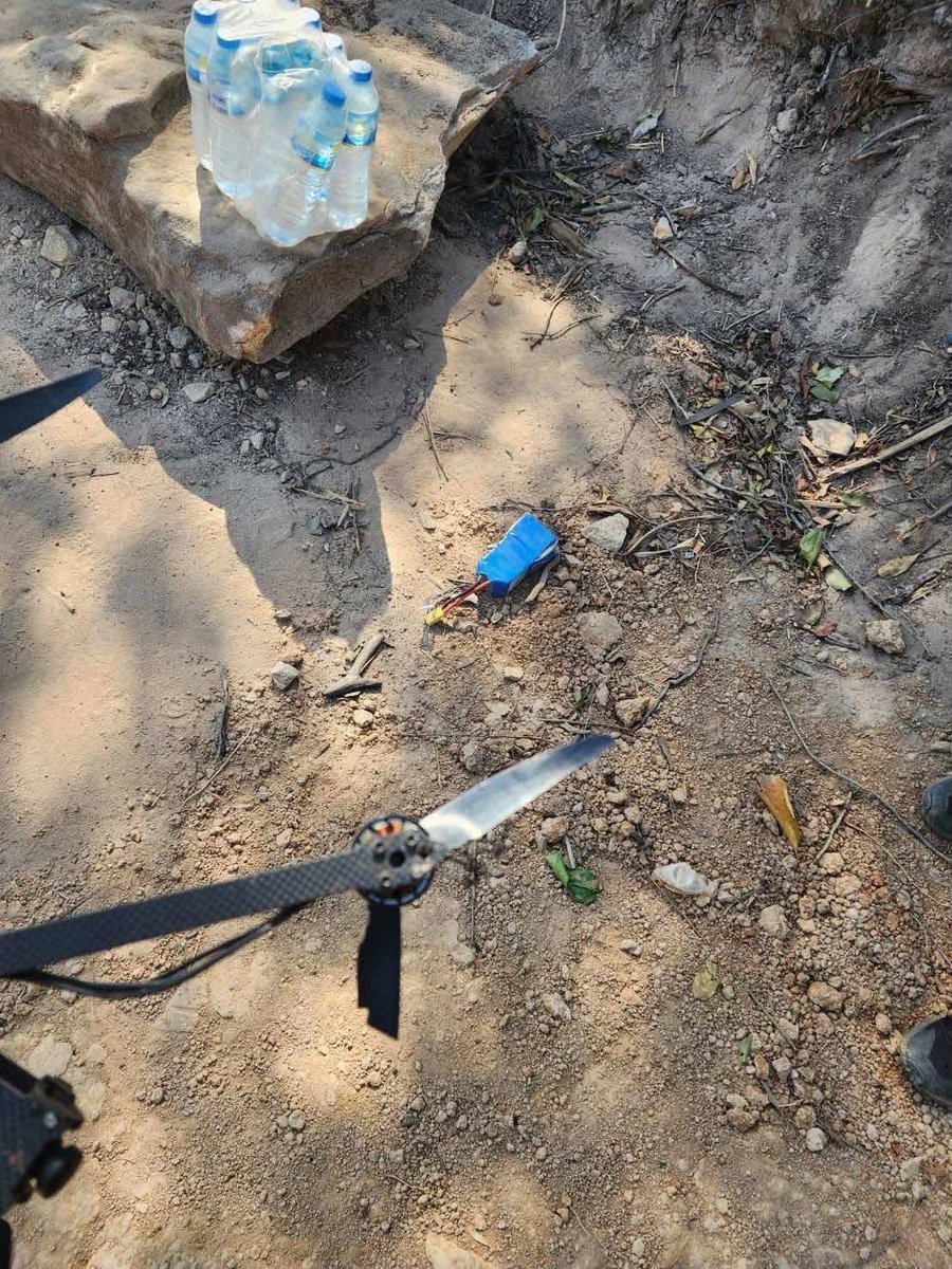 joe_black317's tweet image. กองทัพภาค 2 พบโดรนติด ค.82 บินลอบโจมตี #ช่องอานม้า คาดต่างชาติรับจ้างบังคับโดรน มีทหารกัมพูชาคอยชี้เป้า เล็งบังเกอร์ไทย

 แนะนำกำลังพลไทยเจอโดรนแบบนี้ให้หลบในที่กำบังทันที

#ชายแดนไทยเขมร
#ชายแดนไทยกัมพูชา #ไทยกัมพูชา