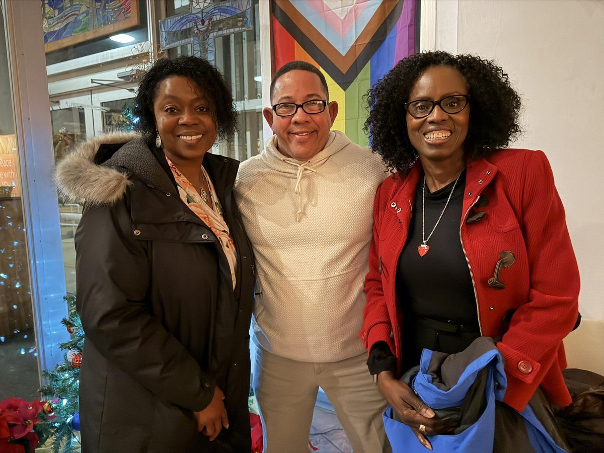 MikeJRogers4's tweet image. Current Situation: from Ft Lewis, Washington to Aberdeen Proving Grounds the Army family runs deep and is the tie that binds. Nothing like enjoying Blues Monday with some Great Americans!
#BluesMonday #ArmyStrong #Family