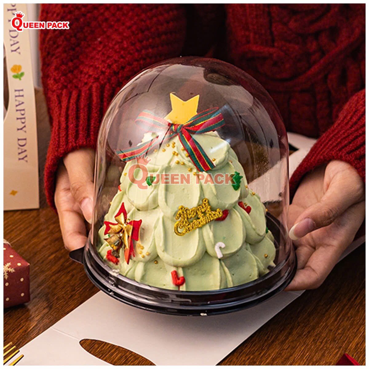 baobiqueenpack's tweet photo. ❄️ TỰA QUẢ CẦU PHA LÊ – ĐỰNG BÁNH NHÌN LÀ MÊ 🍰
Hộp đế đen tròn – nắp phồng cao mùa Noel năm nay đúng nghĩa sinh ra để làm “sân khấu” cho bánh bento và bánh kem mini.
Form chắc tay, đặt vào là bánh nổi bật ngay – lên quầy hay giao khách đều sang chảnh hết nấc. https://t.co/puWFRfJS2c