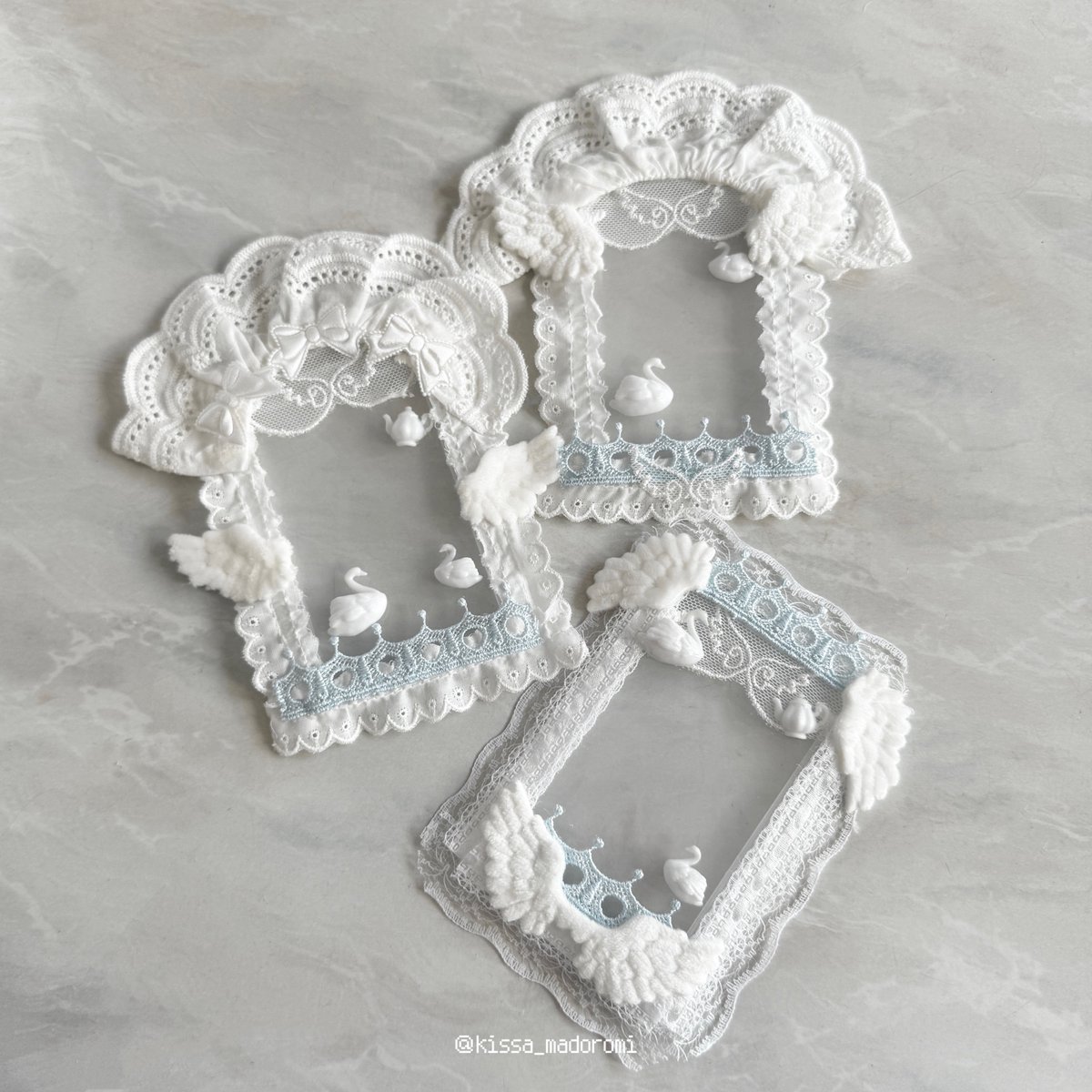 まっしろな午後の光をあつめた
喫茶微睡の “ 𝑊ℎ𝑖𝑡𝑒 𝑆𝑤𝑎𝑛 𝐹𝑟𝑎𝑚𝑒 ” 🦢 𓂃 ⊹

レースの窓に、小さなスワンと天使の羽。
そっとチェキや写真を入れるだけで、
お話のつづきが生まれるようなおまもりに໒꒱