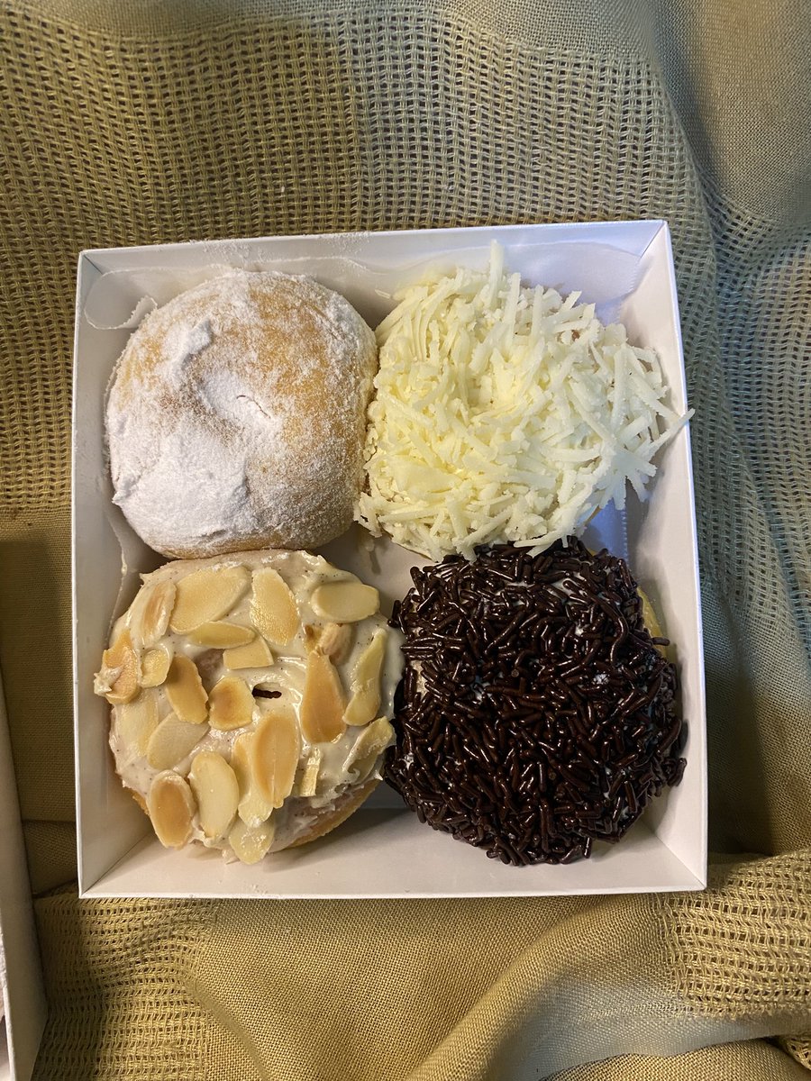 malamkuu's tweet photo. Masih ada kah yg cari xmas hampers? Aku jual chrismas hampers donat labu mini yg lembut &amp; empuk kayak awan isi 4 only 32 ribu. Aku drop fotonya yaaa siapa tau tertarik
Lok. Pasar Rebo, JakTim
wA https://t.co/bmou2ZgTI5 https://t.co/XdI385wQMO