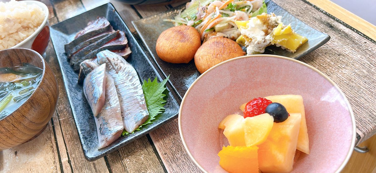 usausami2222's tweet photo. 今朝は魚介類が食べたかったので、鰹のタタキやアジのお刺身、イカと海老入りサラダにワカメの味噌汁…と、魚介類のおかずをたくさん食卓に出しました。 https://t.co/5i7FUrk7Vc