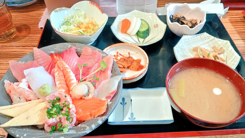 Springdolphin12's tweet image. 今日のランチは海鮮丼定食✨✨
なんと990円😳