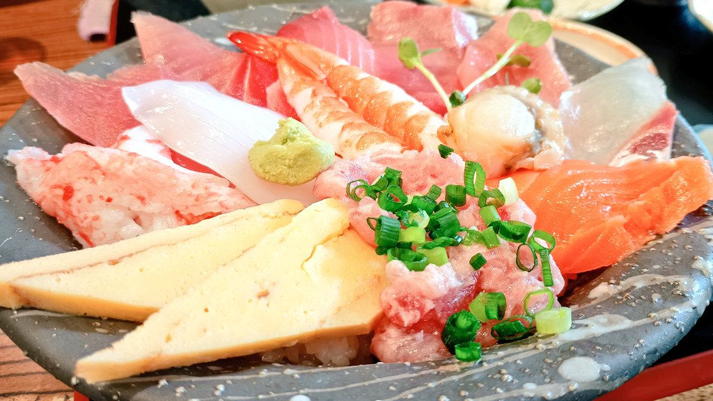 Springdolphin12's tweet image. 今日のランチは海鮮丼定食✨✨
なんと990円😳