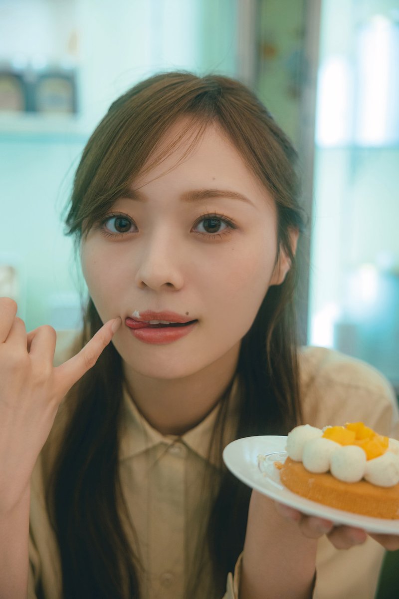 乃木坂46梅澤美波、 イタリアでの電車の一コマ公開🚃 「ヘッドホンを