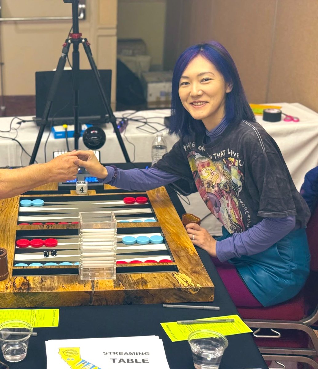 akikoyazawa's tweet image. 年内の海外遠征を終えて帰国しました。先週のロサンゼルスでは、女性トーナメントディレクターのホスピタリティーに圧倒されました。特に大会前日サプライズで美容室まで連れて行かれ、「好きな髪色をプレゼントするよ、青がお勧め」と私の髪が青に変わりました笑。ちなみに彼女の髪はピンク色です。