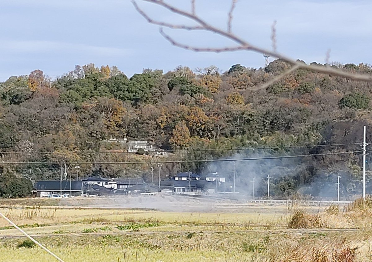 Kiba8Nekonosuke's tweet photo. #野焼き #煙害 
#JAPAN #openBurning
#Airpollutionbysmoke

2025年12月11日_
又_室内で悪臭気有り_外出⇒約1km先に煙立ち上がり目視⇒110番通報しました。AM11:45現在-も野焼き持続中 https://t.co/otasSZPbCQ