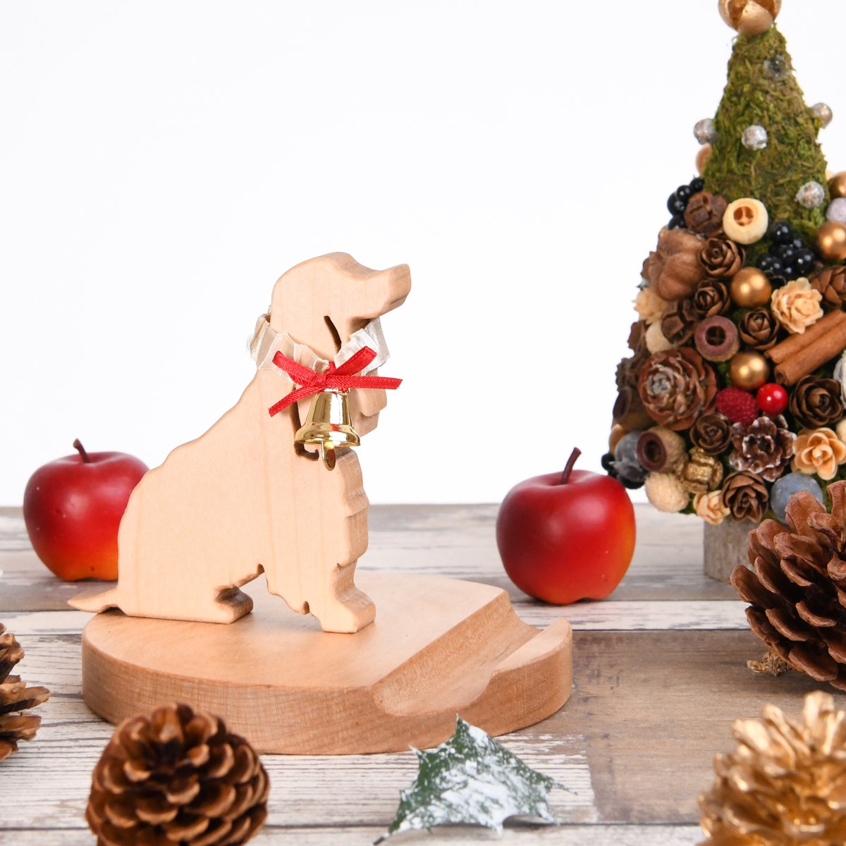 hummingbirdoct's tweet photo. コッカースパニエルのスマホスタンドをクリスマス仕様にしました！期間限定で、クリスマスオーナメントの首輪がセットになります。
犬好きの方へのプレゼントとして、ぜひお早めにお求めください。
https://t.co/0IyUc9Xe8C
#コッカースパニエル #MerryCreema #スマホスタンド #犬雑貨 #ハンドメイド https://t.co/t4wVHLGjih