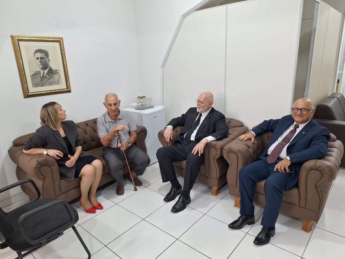 Fun_Peracchi's tweet photo. Conselho Deliberativo elege nova Diretoria Executiva. Doutor Jair Soares e coronel Jerônimo Braga, presidente do Conselho, destacam a importância do legado, a vida e a obra de Walter Peracchi Barcellos, o soldado da BM que se tornou Governador do Estado do RS, em 1966. https://t.co/2UgyDM5Bzk