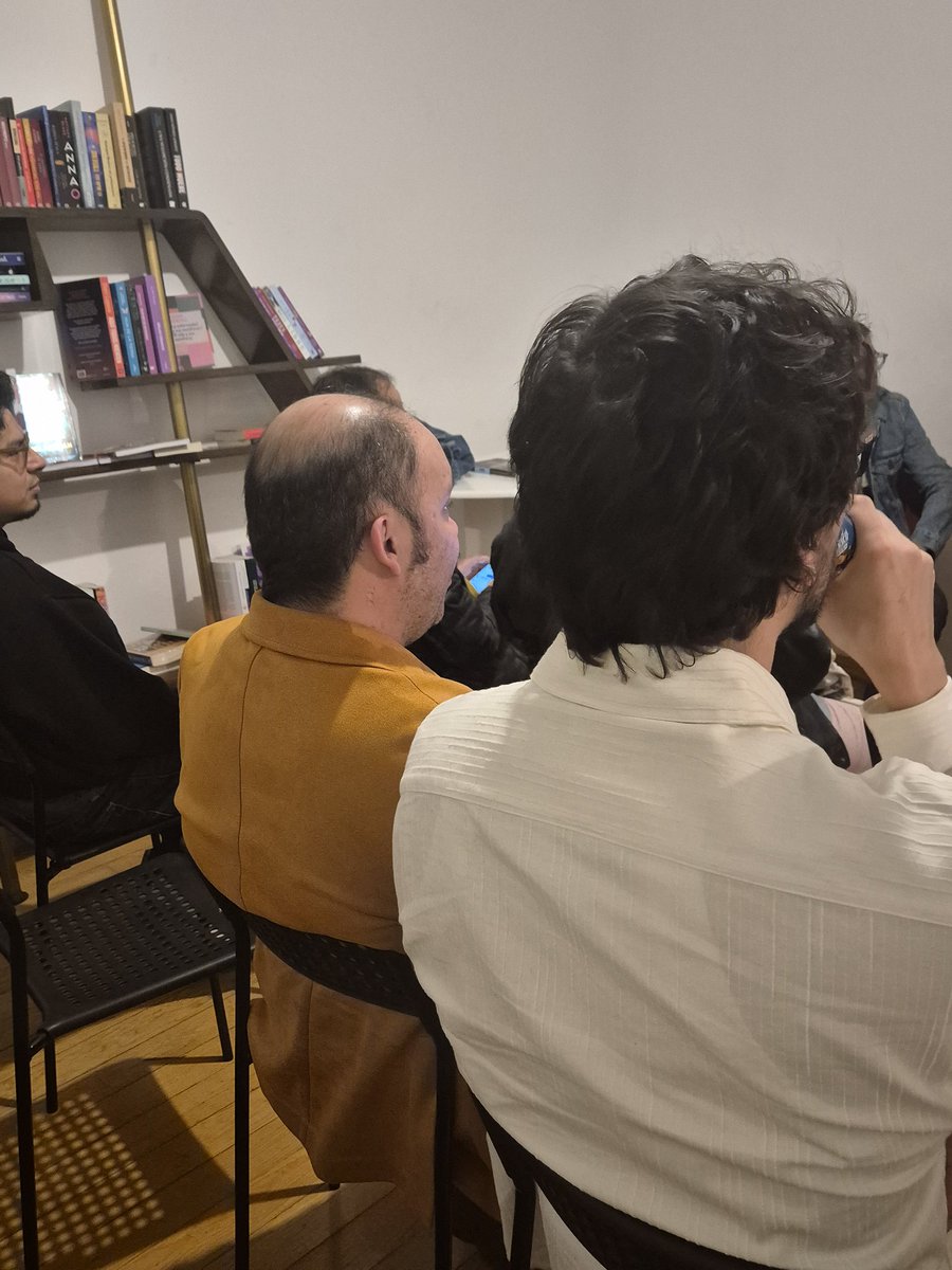 casalamoira's tweet photo. Estamos ya con @framvisconti, editor de @De_Parado, la editorial #LGBT más sexy de Argentina. @eroerny y @comalalaland hablando de edición de literatura gay y queer en LATAM 📖🌈

Gracias @ensazu y @la_indie_pedia por esta colaboración 🫰 https://t.co/TiZU9cYXGO
