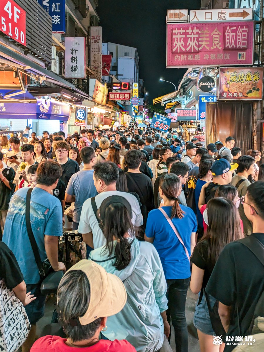 機器狼的城市探訪！
雖然人潮超級多、擠得有些辛苦，可是空氣中飄著好香的食物味道，讓機器狼忍不住想跟著大家去排隊買雞排汪 (º﹃º )

機械狼の街探訪！
すごい人混みですが、美味しそうな匂いがします！機械狼もみんなと一緒に並んで、チキンステーキを食べたいです (º﹃º )