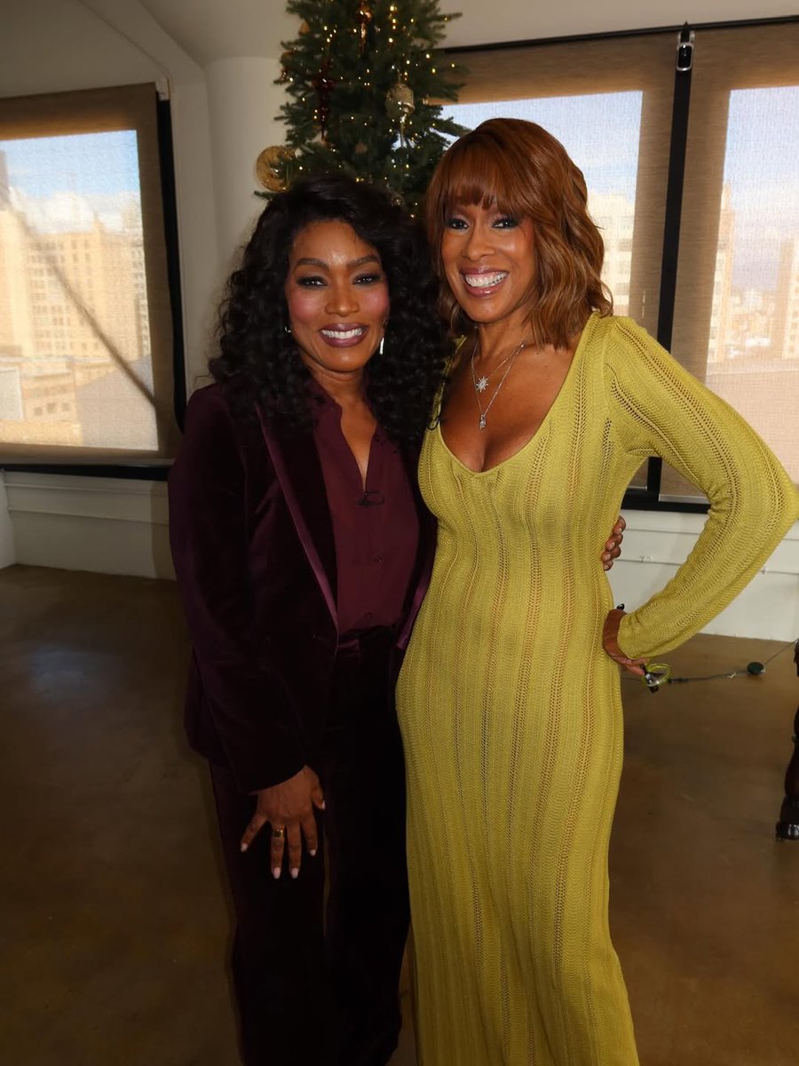 ABassettArchive's tweet image. Angela Bassett, Lela Rochon and Loretta Devine posing with Gayle King on the set of their CBS Mornings interview 💛

📸  Gayle King / Instagram