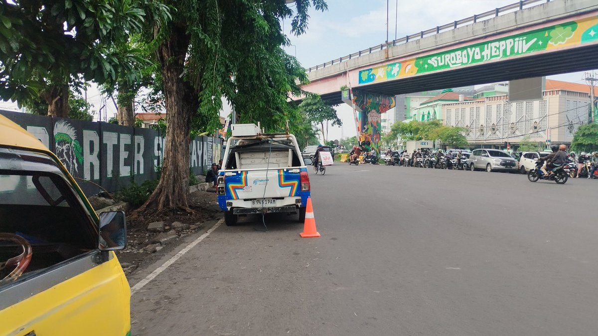 tfsurabaya's tweet image. "Orang Surabaya itu nggak mau jalan kaki" kata seorang pejabat pemkot sby.

"JARE SOPOOO? iki lho aku mlaku soko stasiun wonokromo nang halte RSAL gawe numpak SB, istighfarku gak mandek, endi pemenuhan kewajibanmu nyediano fasilitas pejalan kaki iku? Endiii? Wani ngeklaim kota…