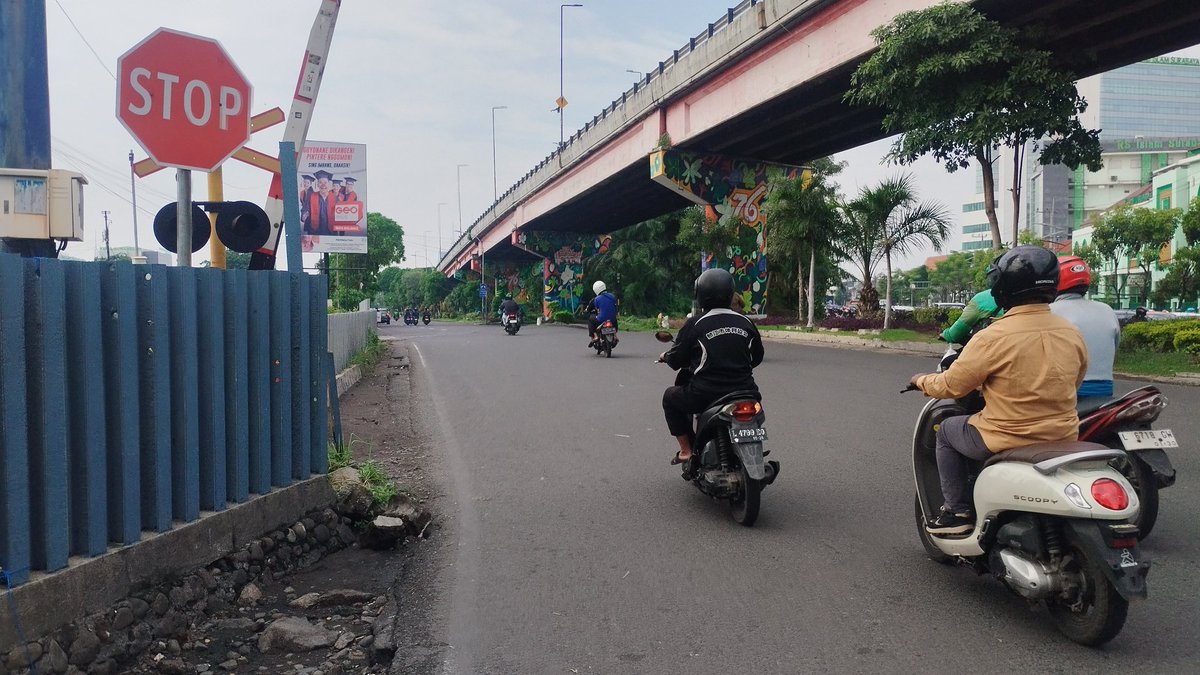 tfsurabaya's tweet image. "Orang Surabaya itu nggak mau jalan kaki" kata seorang pejabat pemkot sby.

"JARE SOPOOO? iki lho aku mlaku soko stasiun wonokromo nang halte RSAL gawe numpak SB, istighfarku gak mandek, endi pemenuhan kewajibanmu nyediano fasilitas pejalan kaki iku? Endiii? Wani ngeklaim kota…