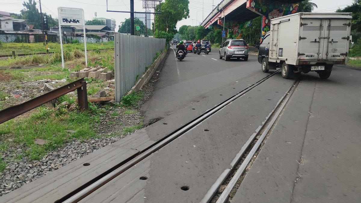 tfsurabaya's tweet image. "Orang Surabaya itu nggak mau jalan kaki" kata seorang pejabat pemkot sby.

"JARE SOPOOO? iki lho aku mlaku soko stasiun wonokromo nang halte RSAL gawe numpak SB, istighfarku gak mandek, endi pemenuhan kewajibanmu nyediano fasilitas pejalan kaki iku? Endiii? Wani ngeklaim kota…