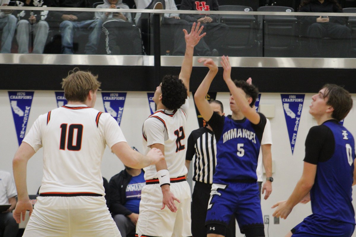 ALMSeditor1's tweet image. The Merced Bears basketball team was in action last night against the Immanuel Eagles of Reedley. The Bears defeated the Eagles in dominant fashion. You can read about it in the newest ALMS article: 
#highschoolhoops #mercedbears #immanueleagles

averagelocalmedia.com/news/bears-dom…