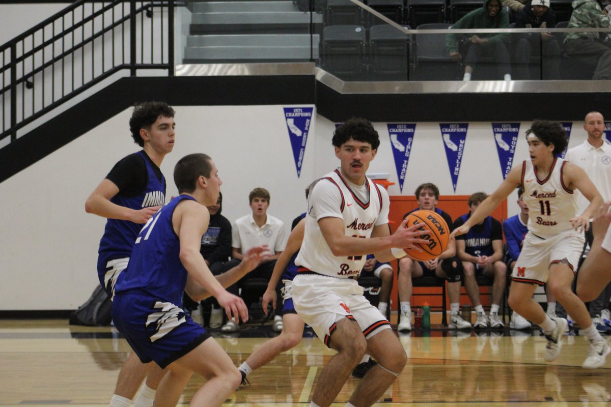 ALMSeditor1's tweet image. The Merced Bears basketball team was in action last night against the Immanuel Eagles of Reedley. The Bears defeated the Eagles in dominant fashion. You can read about it in the newest ALMS article: 
#highschoolhoops #mercedbears #immanueleagles

averagelocalmedia.com/news/bears-dom…