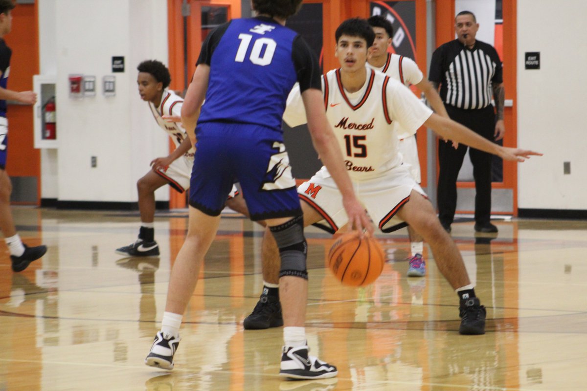 ALMSeditor1's tweet image. The Merced Bears basketball team was in action last night against the Immanuel Eagles of Reedley. The Bears defeated the Eagles in dominant fashion. You can read about it in the newest ALMS article: 
#highschoolhoops #mercedbears #immanueleagles

averagelocalmedia.com/news/bears-dom…