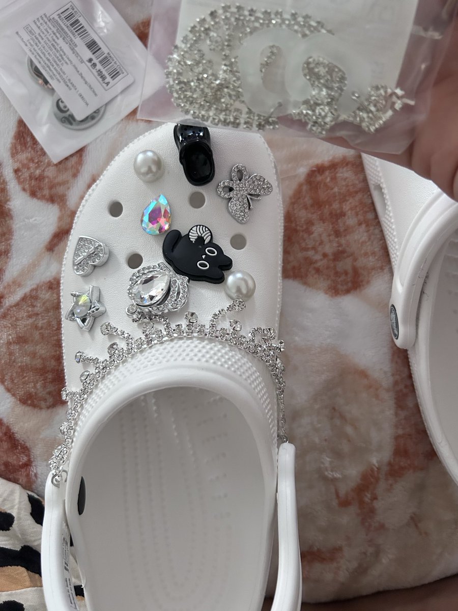 MamaMelon34's tweet image. Added more #Bling to my #Crocs !!! #AndIDontEvenLikeCrocs  #CrocCharms #BlackCat #BlackCatGirl #Blingy #GirlyGirl #CrocsForMyCrocs #Sparkles #IndoorCrocs 💎🖤🤍✨🪩