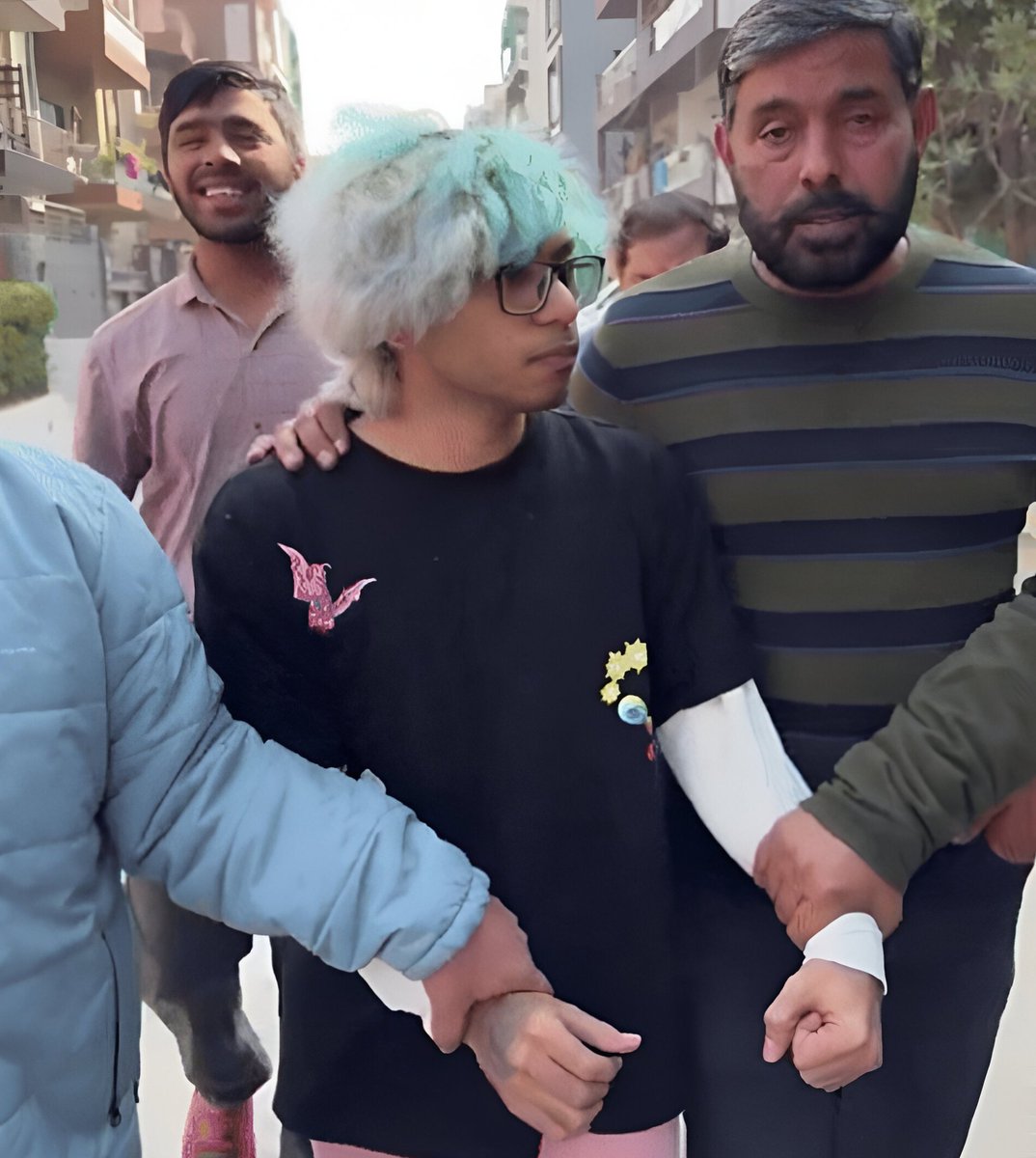 &gt; doperman (yt streamer) 
&gt; eating momos while live streaming
&gt; suddenly a cow comes up
&gt; feeds the cow chicken momos for fun
&gt; clip goes viral
&gt; then some sanatani chads went to his home, beat him brutally &amp; made him apologize on live. 

Respect to those chads 🗿