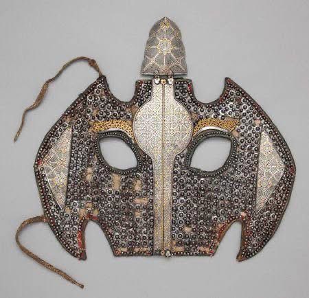 Монгол цэргийн хуягт морины толгойн хамгаалалт.
15-17-р зууны үед төмөр, шир, алт, зэс, даавуу зэрэг зүйлээр урласан эдлэл.
/АНУ, Нью Иорк хотын үзмэрийн газарт хадгалагдаж байна./